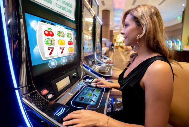Jewels of Prosperity free-spin bonus round with multiplier display on mobile